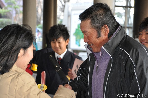 2011年 ホットニュース 尾崎将司 募金してくれた方には握手をして御礼していた