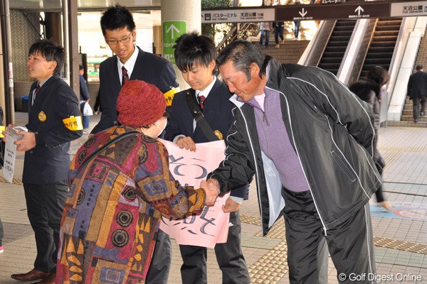 2011年 ホットニュース 尾崎将司 お年寄りには自ら腰をかがめ同じ目線で対応する尾崎将司