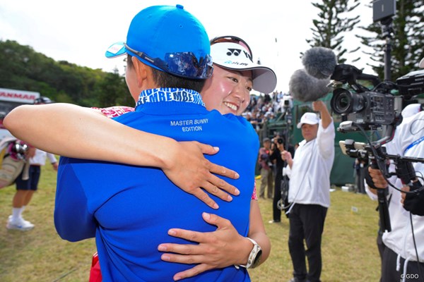 2025年 ダイキンオーキッドレディスゴルフトーナメント 4日目 岩井千怜 姉の明愛と恒例のVハグ