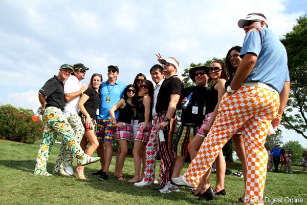 2011年 アーノルド・パーマーインビテーショナル 3日目 ラウドマウス・ゴルフ ラウドマウス・ゴルフ。コースの一角ににぎやかな一団が。ジョン・デーリーなどが着ていることでも有名