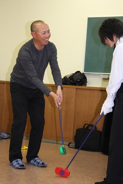 2011年 プレーヤーズラウンジ 谷口徹 地元奈良県の児童養護施設を訪問し、笑顔を見せる谷口徹