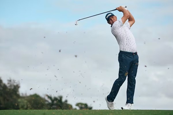ゲーリー・ウッドランド 3Dプリントアイアンでショットを放つウッドランド(Cobra Golf)