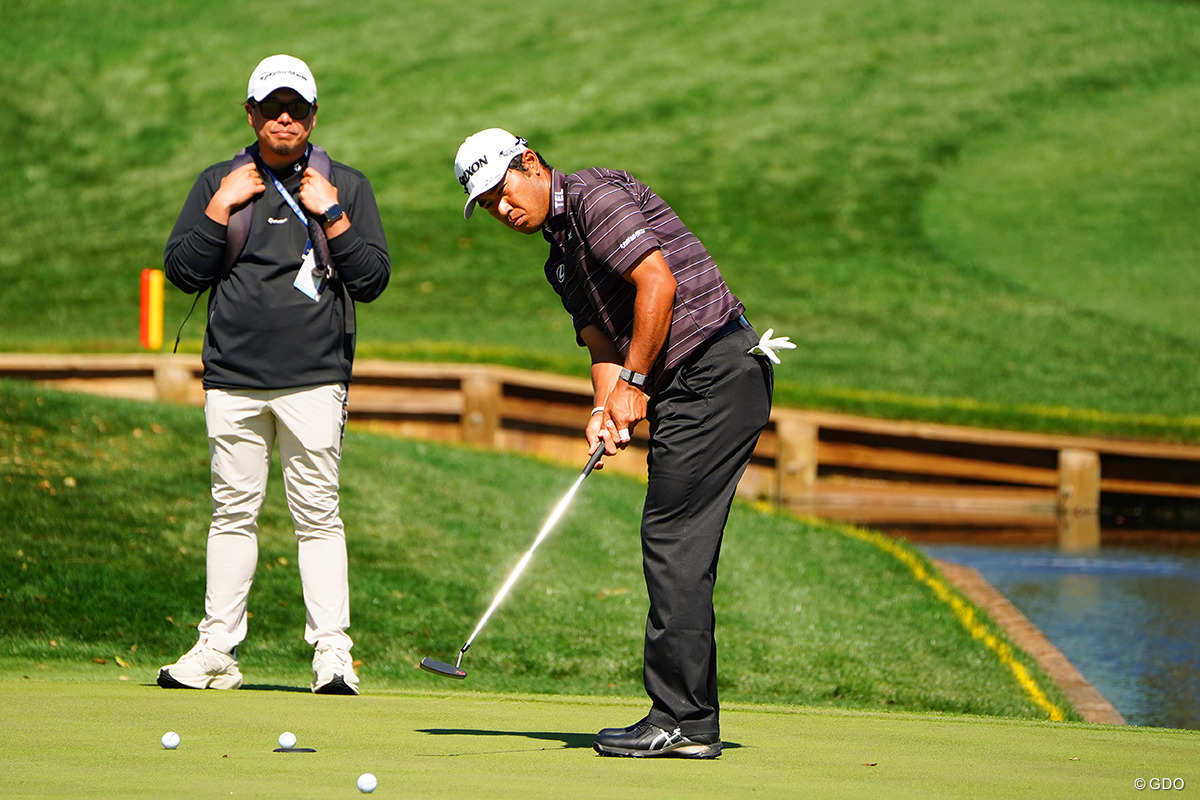 練習ラウンドのパターは黒いヘッドでクランクネックのピン型