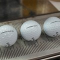 よく見るとカバーパターンは6角形に円形が混じっている。優れた飛距離性能には、空力も大きく貢献している