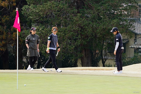 成田美寿々(右)はパットがショートしてガックリ。真ん中が穴井詩