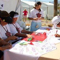 被災地に向けたメッセージを書き込むフリエタ・グラナダ フリエタ・グラナダ 2011年クラフトナビスコチャンピオンシップ