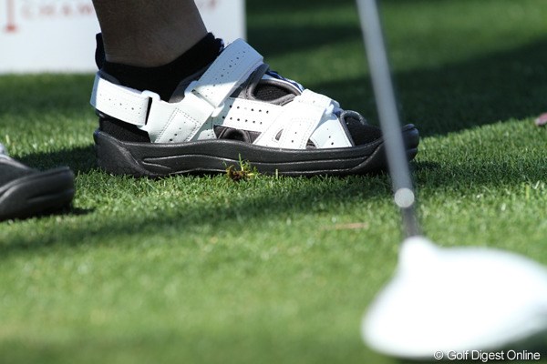 ゴルフサンダル 2011年クラフトナビスコチャンピオンシップ アマチュアの一人がはいていたゴルフシューズ。通気性抜群
