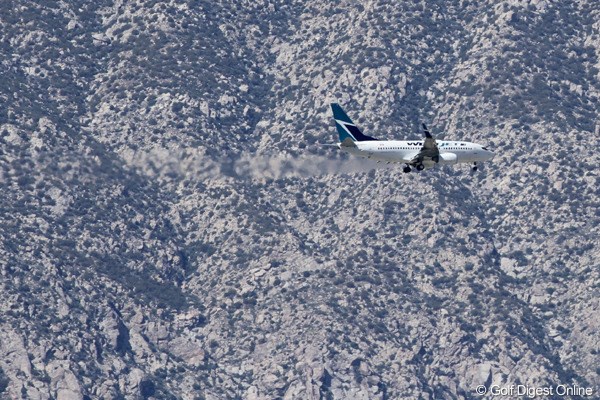 飛行機 2011年クラフトナビスコチャンピオンシップ 山肌をかすめるように降下する航空機。最寄の空港はパームスプリングス空港