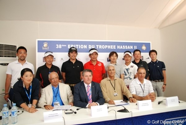 日本人選手、スタッフと大会主催者による記念写真