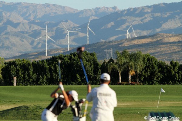 2011年 クラフトナビスコチャンピオンシップ 初日 発電用風車 練習場から見える風車も、高い気温のせいでゆがんで見える