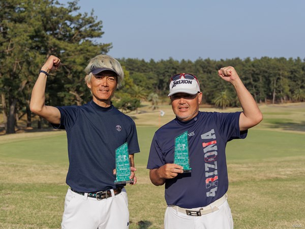 福田仁さん（左）と片山優二さんペア。普段は宮崎CCでキャディをしている2人が大会制覇