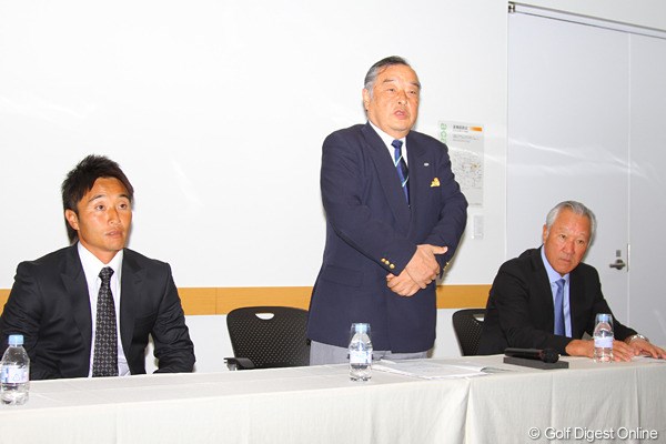 選手会長の宮本勝昌、JGTO小泉直会長、JGTO特別顧問の青木功（左から）