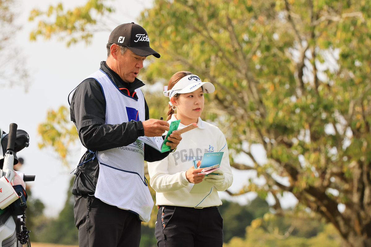 キャディさんは男子プロの今野康晴さん 2025年 アクサレディスゴルフトーナメント in MIYAZAKI 3日目 吉田鈴