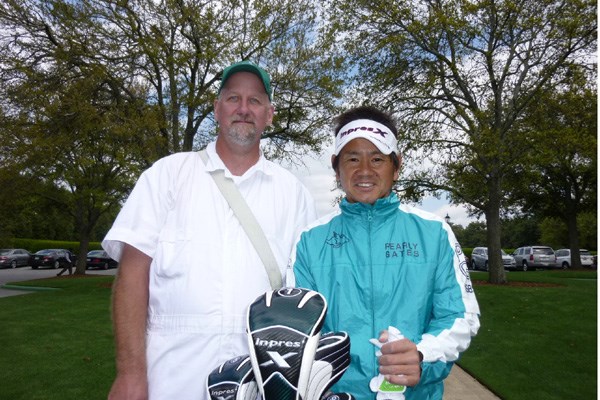 2011年 梅原敦のオーガスタレポート 藤田寛之 今日まではオーガスタナショナルGCのキャディがバッグを担いで藤田さんをサポート