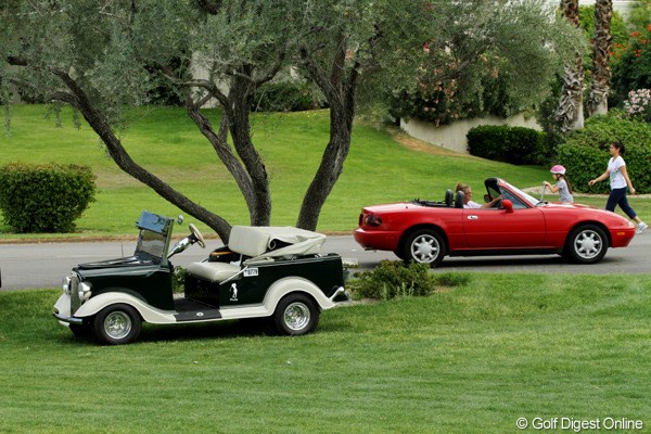 2011年 クラフトナビスコチャンピオンシップ 3日目 ゴルフカート 右はフツウの乗用車、左はゴルフカート