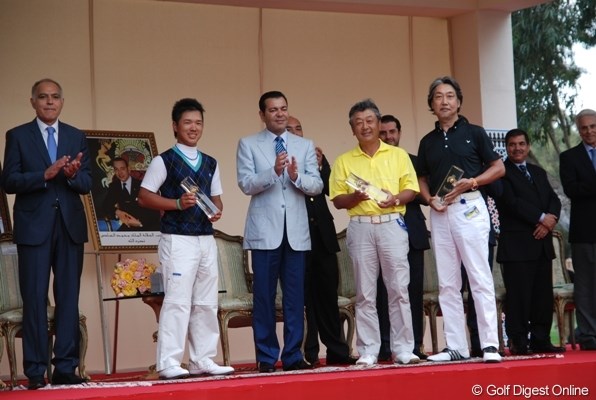 2011年 ハッサンIIゴルフトロフィー 伊藤誠道 ムーレイ・ラシード王子からフレンドシップ・プロアマの表彰をされた