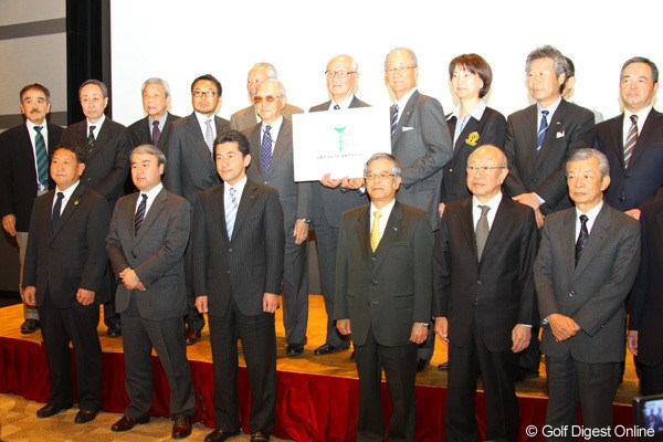 2011年 ホットニュース 合同チャリティプログラム発表 日本ゴルフ界合同で行われた記者発表に、20団体の代表者が登壇した