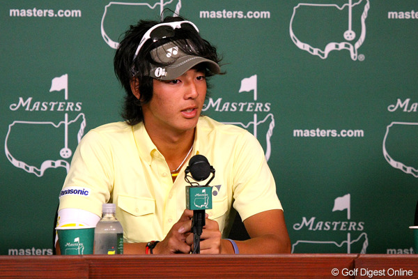 遼が公式会見、海外メディアは寄付の話題に集中