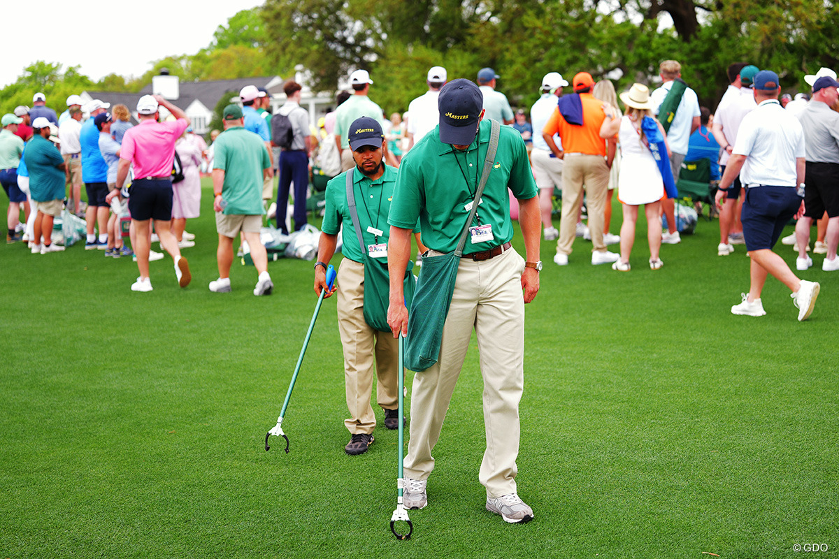 コースを回遊する清掃スタッフ