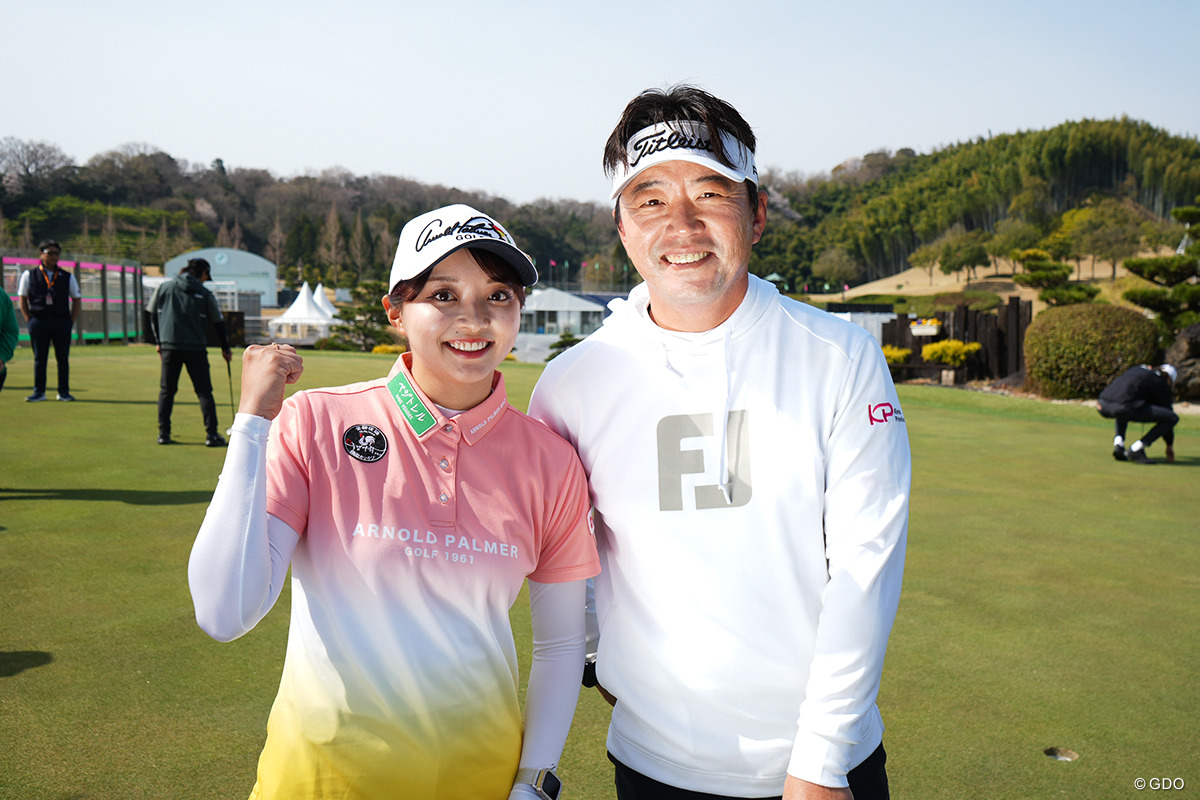 初の男子レギュラーツアーに臨む寺西飛香留（左）。開幕前はリュー・ヒョヌと練習ラウンド