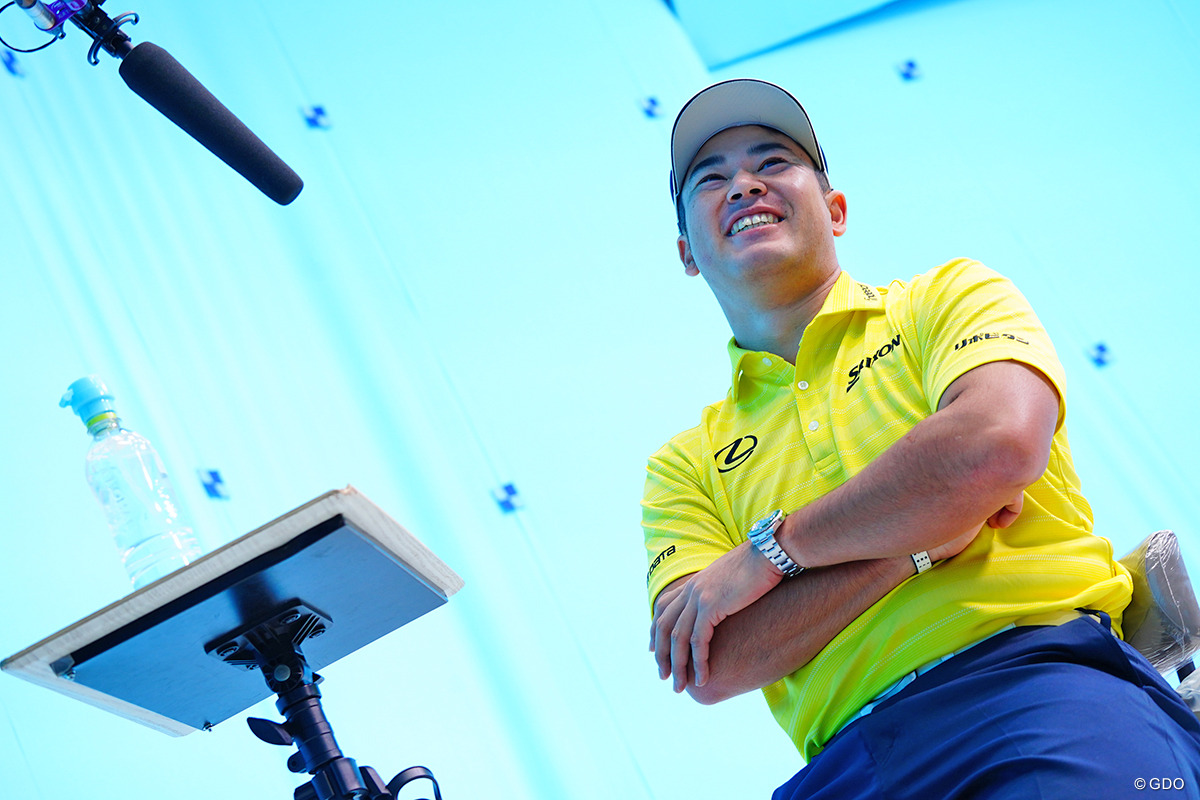 マイクのそばでファイト、イッパーツ！の声を収録