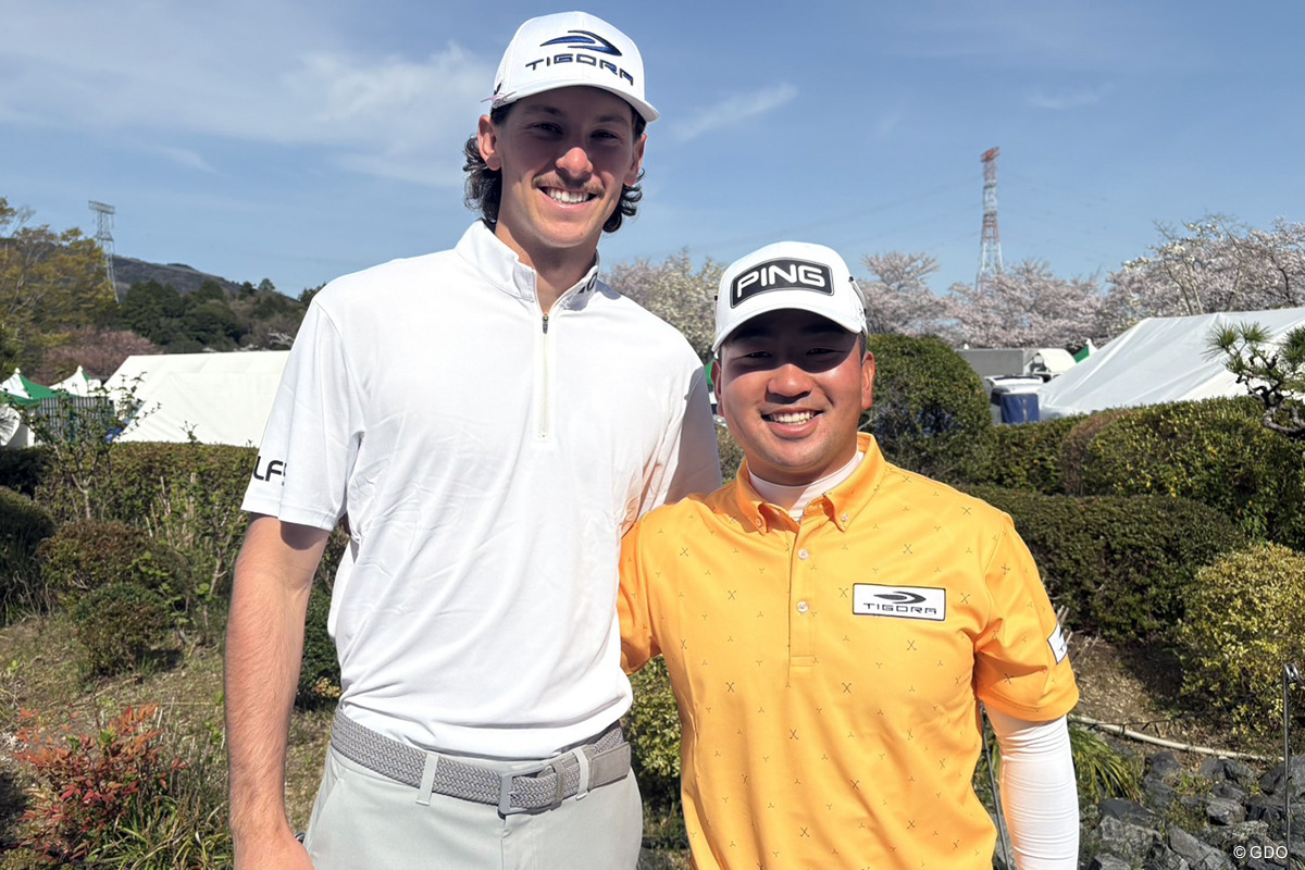 キャディのタイラー・リプスコブさん（左）とは約25cm差…！？