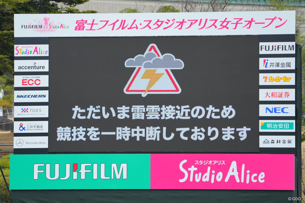 2025年 富士フイルム・スタジオアリス女子オープン 初日 表示板