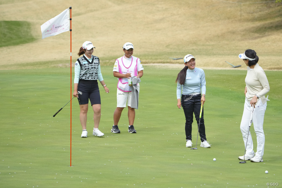 まだ晴れてるけど？雷？17番グリーン上でサスペンデッドに