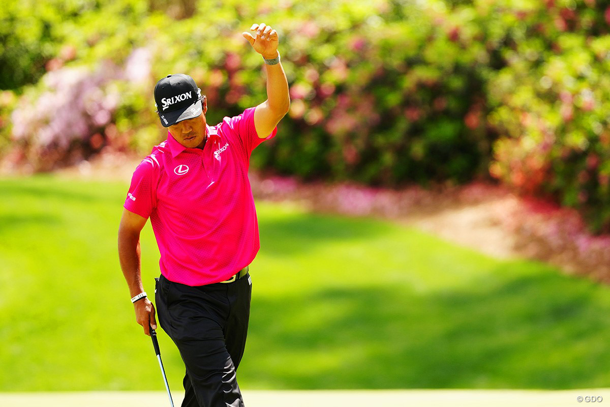 アーメンコーナー出口の13番でバーディを奪い、こぶしを掲げた