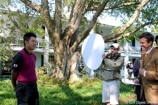 2011年 マスターズ 事前情報 松山英樹 米テレビ局のインタビューを受ける松山英樹。やはり震災の話題も多く上っていた