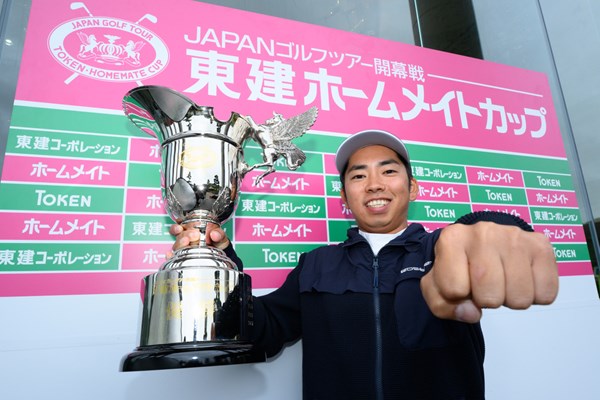 2025年 東建ホームメイトカップ 最終日 生源寺龍憲 54ホール短縮となりツアー初優勝が決まった生源寺龍憲(C)JGTOimages