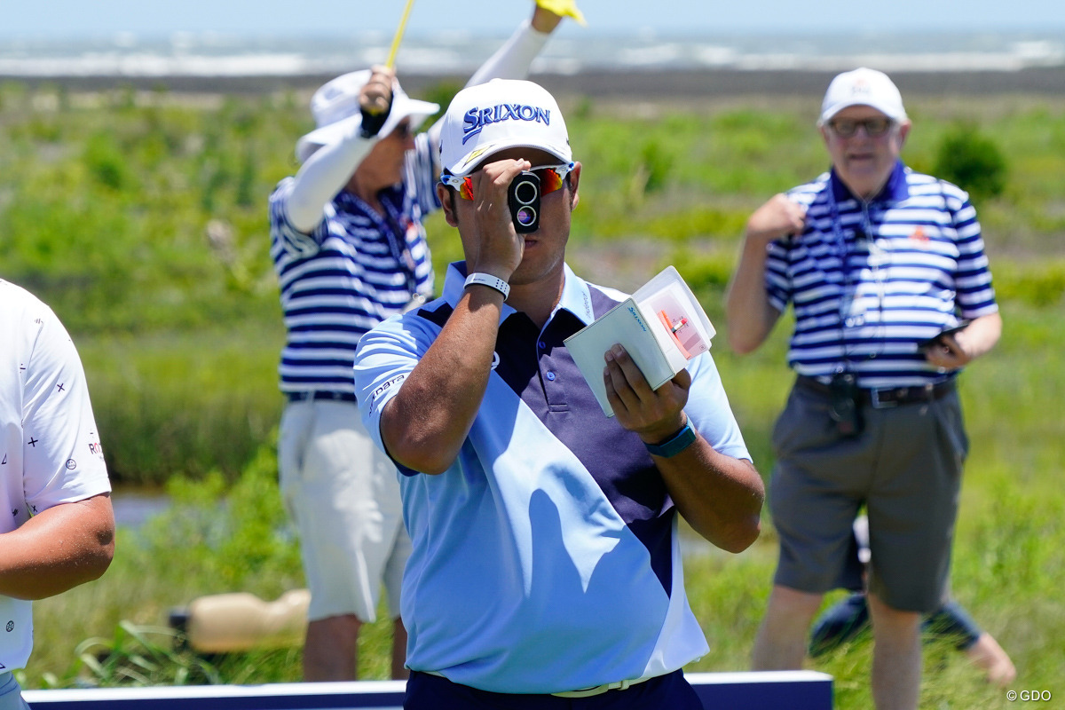 使用が認められた2021年「全米プロ」で距離計を手にする松山英樹