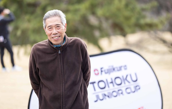 2025年 フジクラ特集 前身の大会を立ち上げた菅野治緒さん。今は引退して目を細めて子供たちのプレーを見守っている