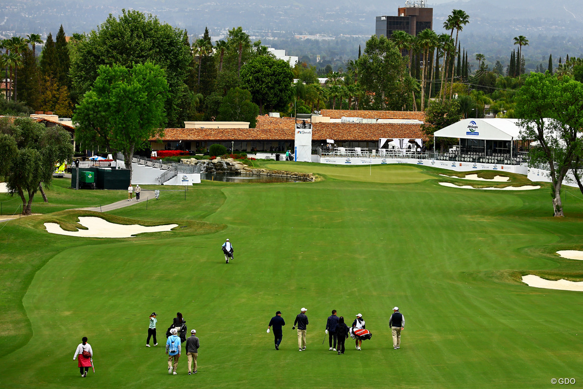 最終18番ホールはティイングエリアから打ち下ろし