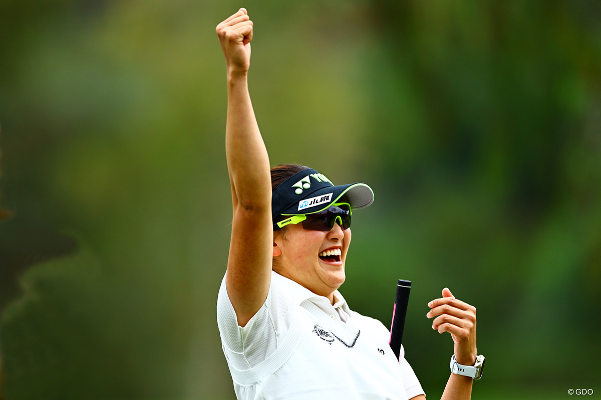 空高くガッツポーズ