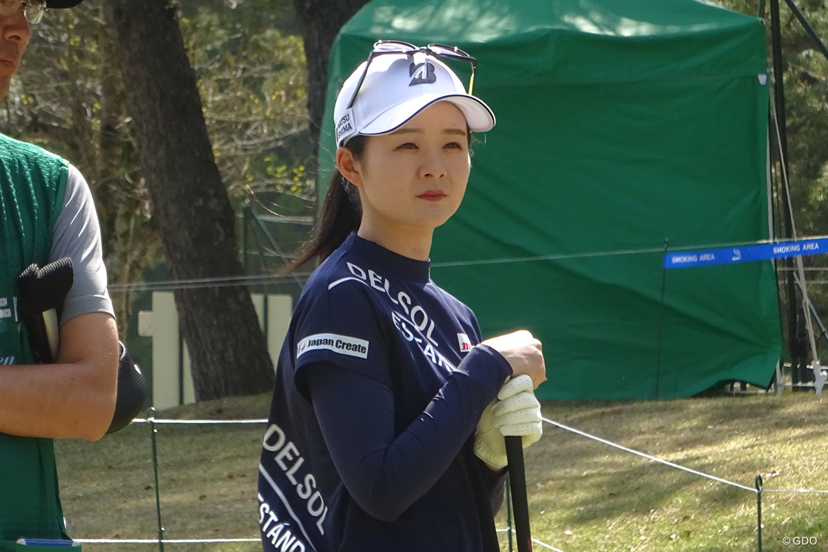 自身の今季初戦を前にプロアマ戦を回る川崎春花