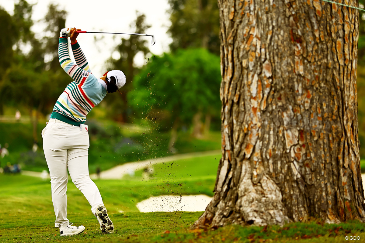 右サイドの木のそばから打つシーンもあった