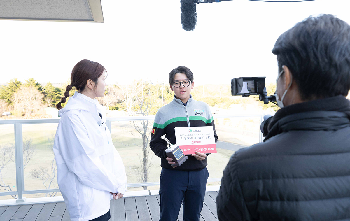 2025年 フジクラ特集 優勝者にインタビューする稲村さん。ジュニアたちのゴルフの腕前には驚くばかり