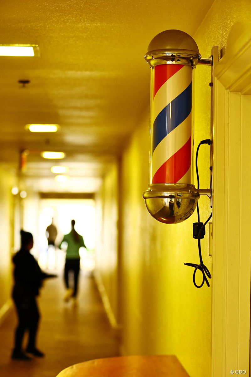 何故かコースに床屋がある