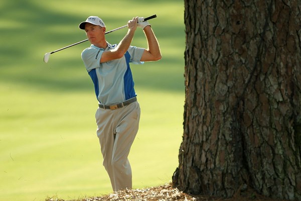 2011年 マスターズ初日 ジム・ヒューリック 大きな松の木があるから、クラブを目いっぱい短く持ってスイングを行うジム・ヒューリック（Jamie Squire/Getty Images）