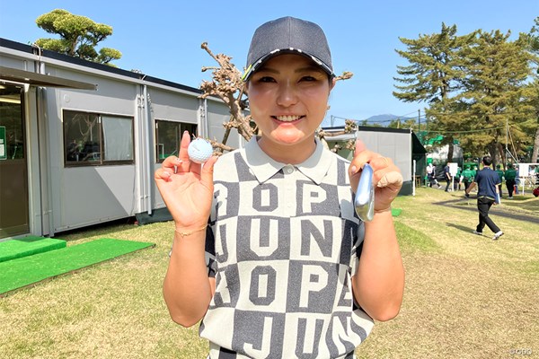 2025年 KKT杯バンテリンレディスオープン 初日 高橋彩華 ツアー初エースのボールとクラブを手に