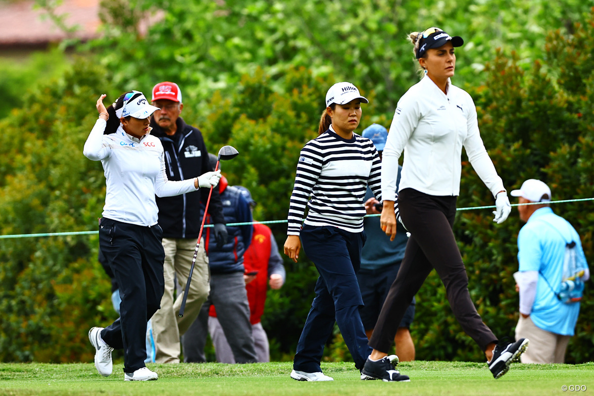 レキシー・トンプソン（右）と同組でプレー