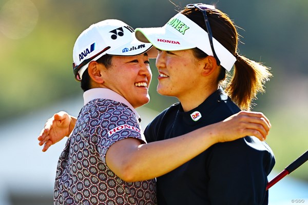 岩井明愛（左）と千怜のツインズが米ツアーで初めて同組プレー。姉が首位に浮上した
