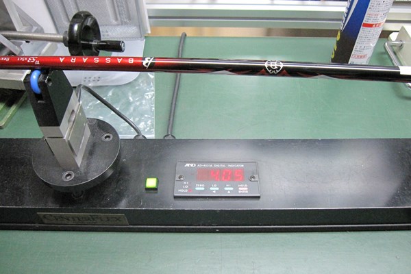 マーク試打 三菱レイヨン バサラ ワイバーン シリーズ NO.4 W53（S）を計測。振動数は246cpmと軟らかめだが、センターフレックス値は4.05kgと高い