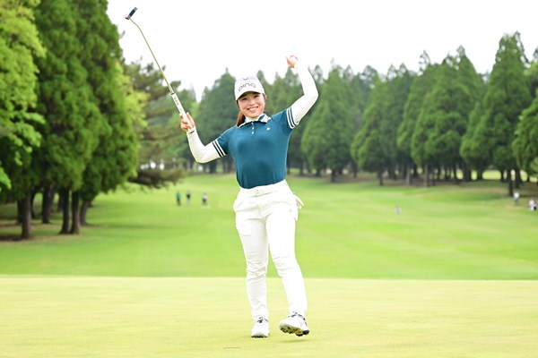2025年 KKT杯バンテリンレディスオープン 最終日 佐久間朱莉 優勝が決まると両手を挙げて喜んだ(Atsushi Tomura／Getty Images)