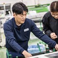 稲村さんがラベル貼りを体験。手作業と最新機械で競争（3）
