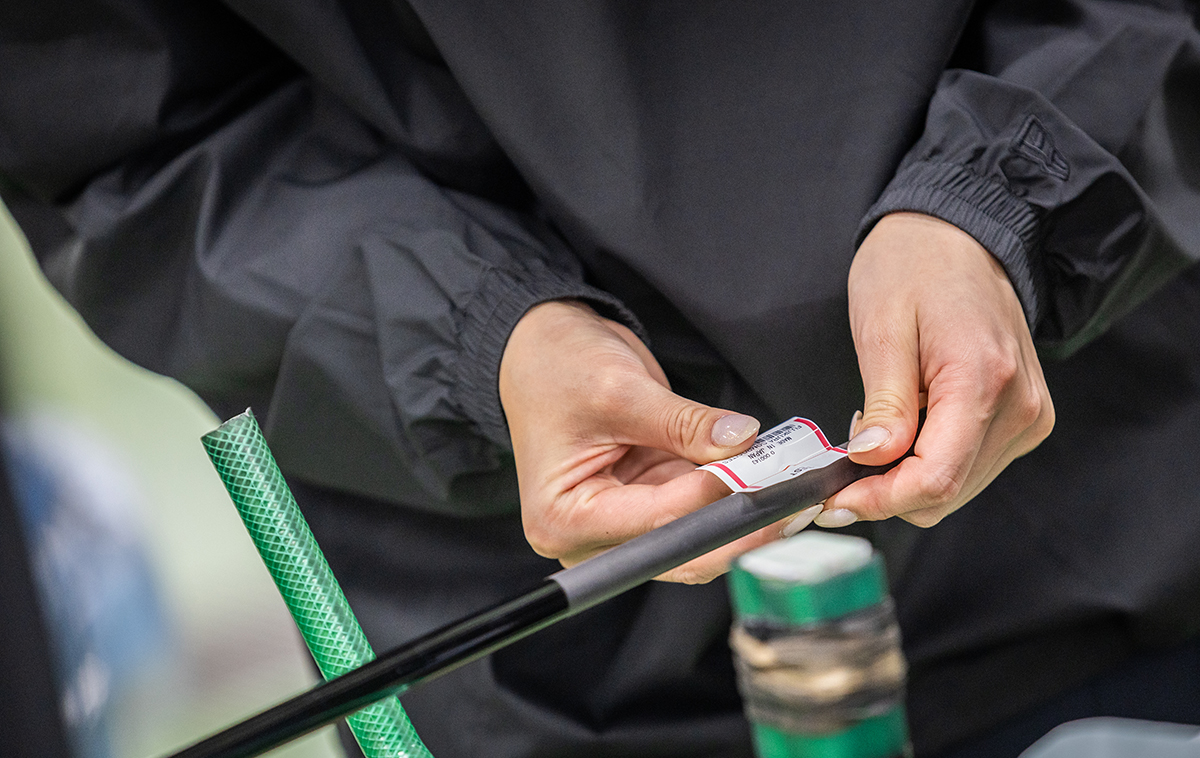 2025年 フジクラ特集 稲村さんがラベル貼りを体験。手作業と最新機械で競争（2）