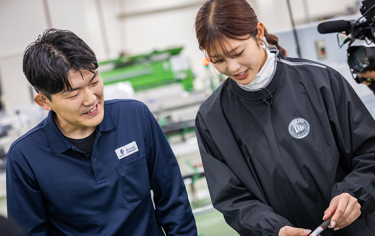 2025年 フジクラ特集 稲村さんがラベル貼りを体験。手作業と最新機械で競争（1）