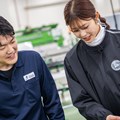 稲村さんがラベル貼りを体験。手作業と最新機械で競争（1）