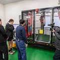 シャフトの耐久性を検査する特殊な装置の強烈な音にびっくり